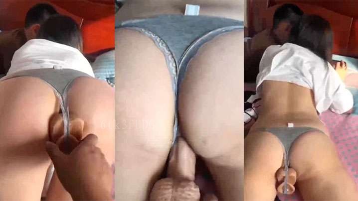 母子乱伦老公玩弄骚妻顶假鸡巴儿子面前强忍快感